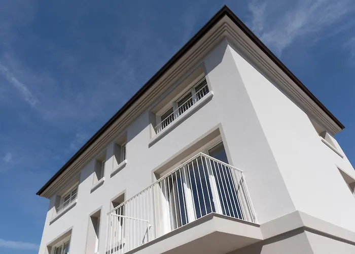 Riviera Venice Apartments
